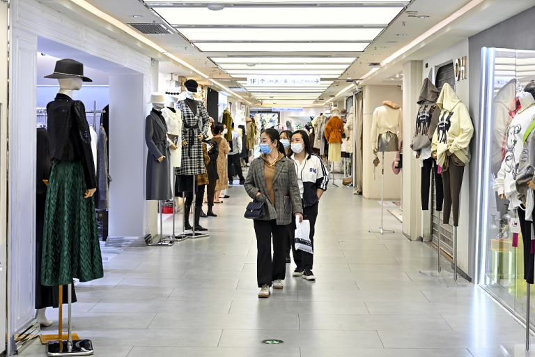 Operation Strategies for Fashion Clothing Websites Against the Background of the Economic Slowdown in Mainland China